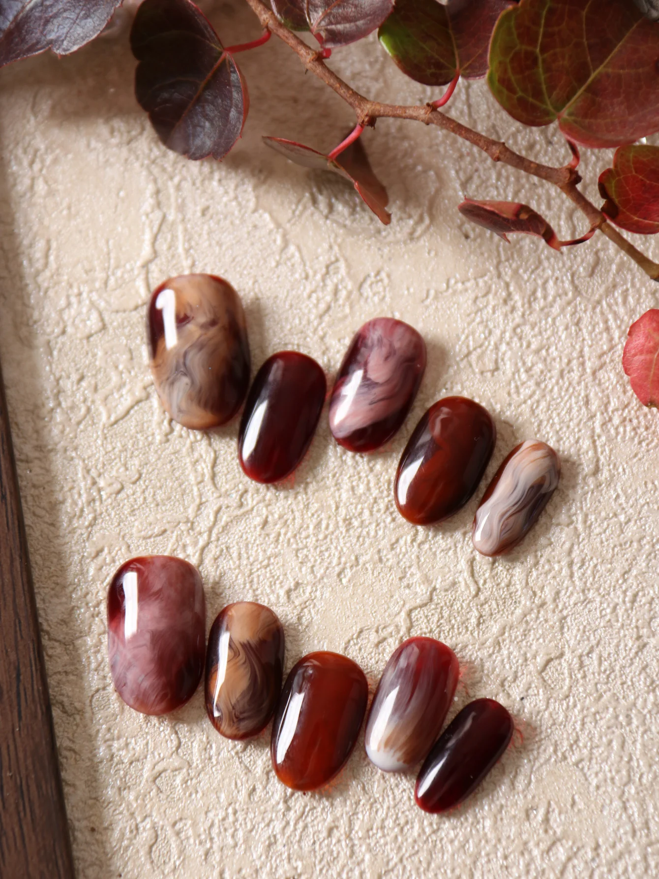 

10 шт. Пресс на ногти Короткие красные ногти Halation Накладные ногти В комплект входят 1 лист клейких вкладок и 1 мини-пилка