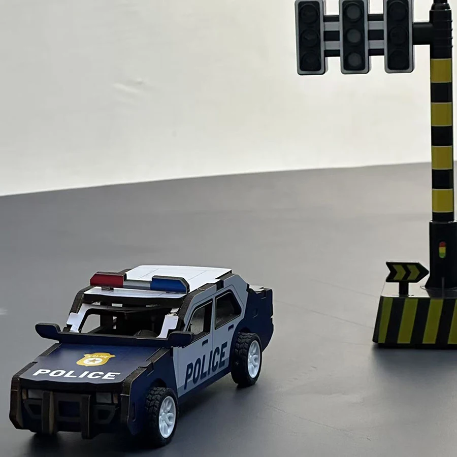 Zusammengebaute 3D-Bausteine, zusammengebautes Polizeiauto aus blauem und weißem Holz, zusammengebautes Automodell. Bausteine zur Desktop-Dekoration.