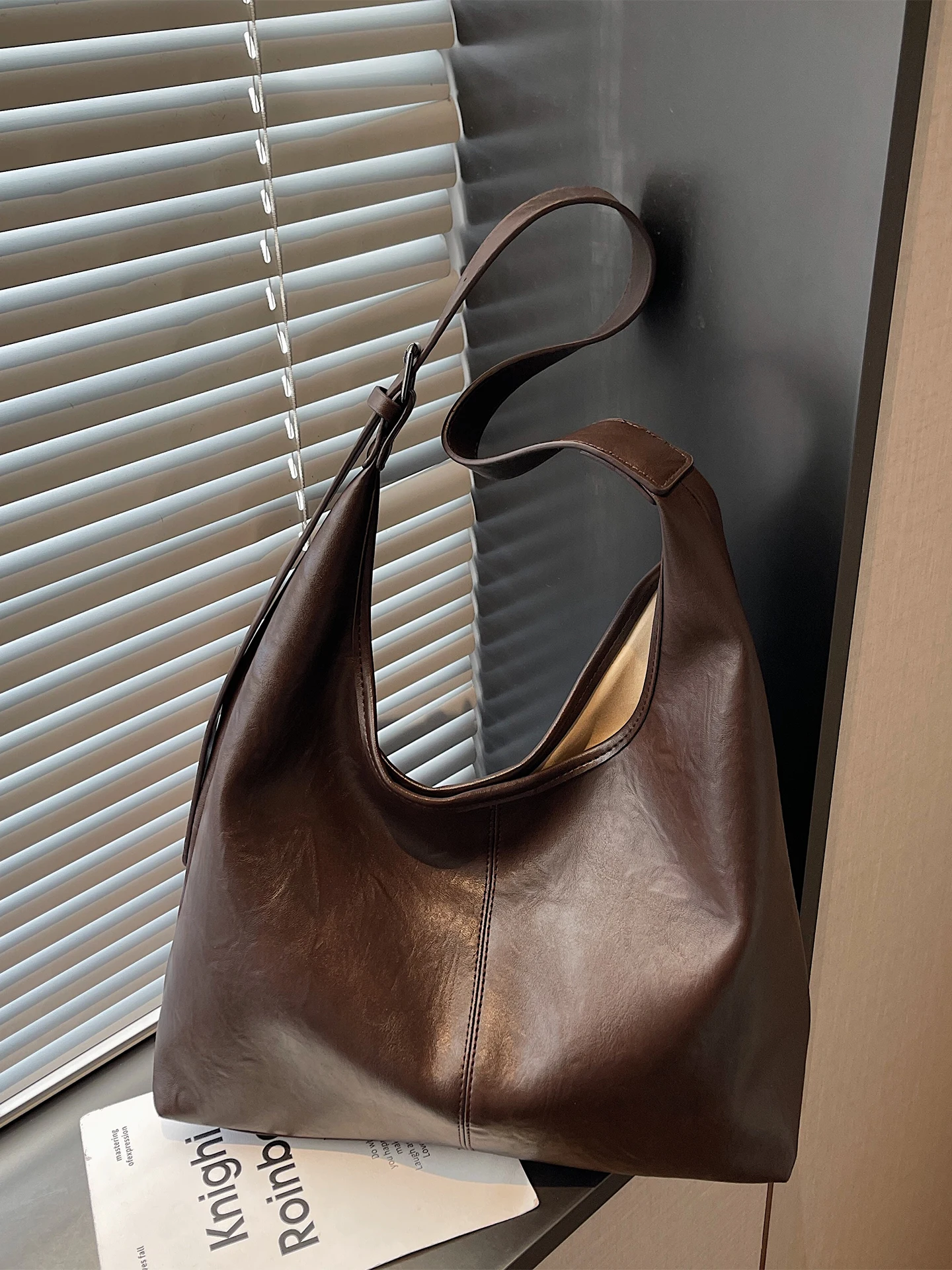 

Elegant Crossbody Bag Women's Tote Large Capacity Commuter Bag Retro Fashion 2026 New Style Soft Handle Casual Simple Style