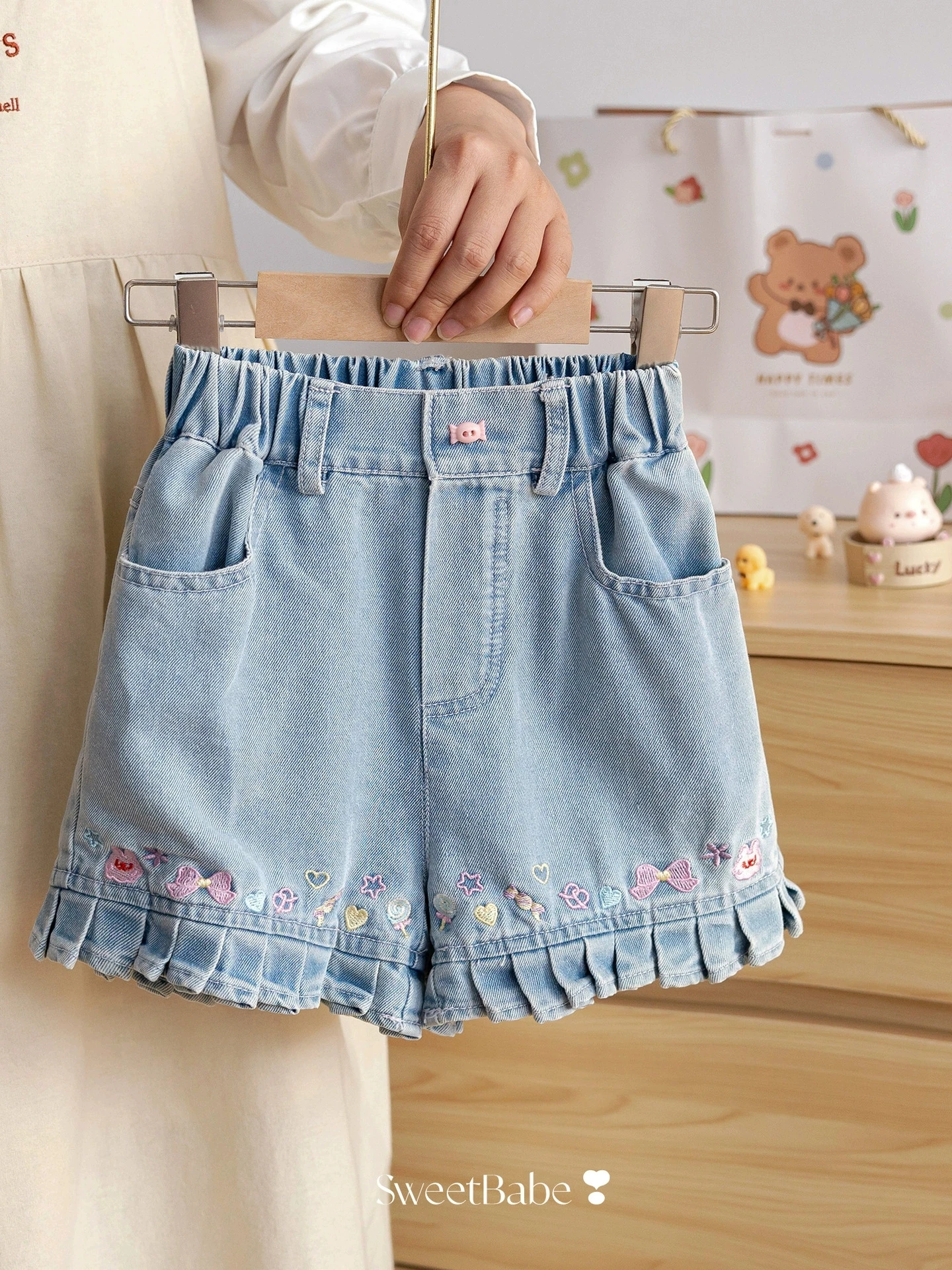 

Летние джинсовые шорты для девочек, модные шорты с мультяшной вышивкой, летняя одежда для маленьких девочек, милые и очаровательные повседневные штаны для малышей