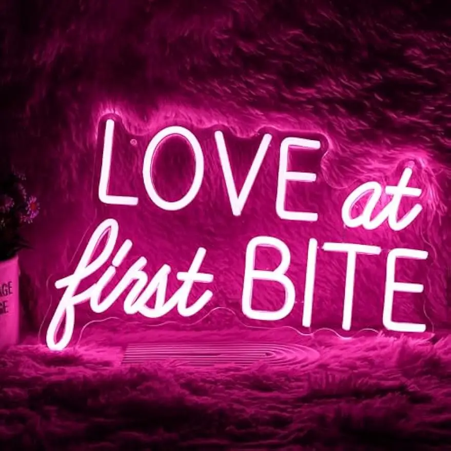 

Неоновая вывеска LOVE at first BITE, светодиодный настенный декор для спальни, столовой, бара, кафе, романтический подарок с цитатой о любви, подарок на годовщину.