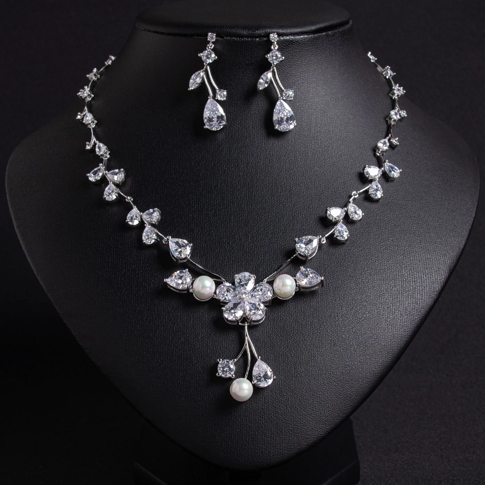 

Hot Selling Floral Zircon Jewelry Set, Exquisite Flower Shaped Necklace & Earrings 2Pcs Set, Popular Women Fashion Accessories