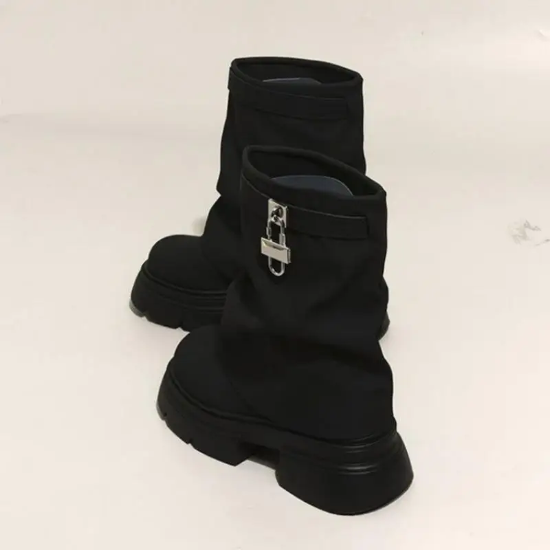 Damen Ankle Boots mit Dicker Plattform Stiefeletten im Slouch Look Runde Kappe Metallschloss Deko Schlupfschuhe Casual Herbst Winter Schuhe Modische Schlupfstiefel Kurze Stiefel Bequem – Detail 4