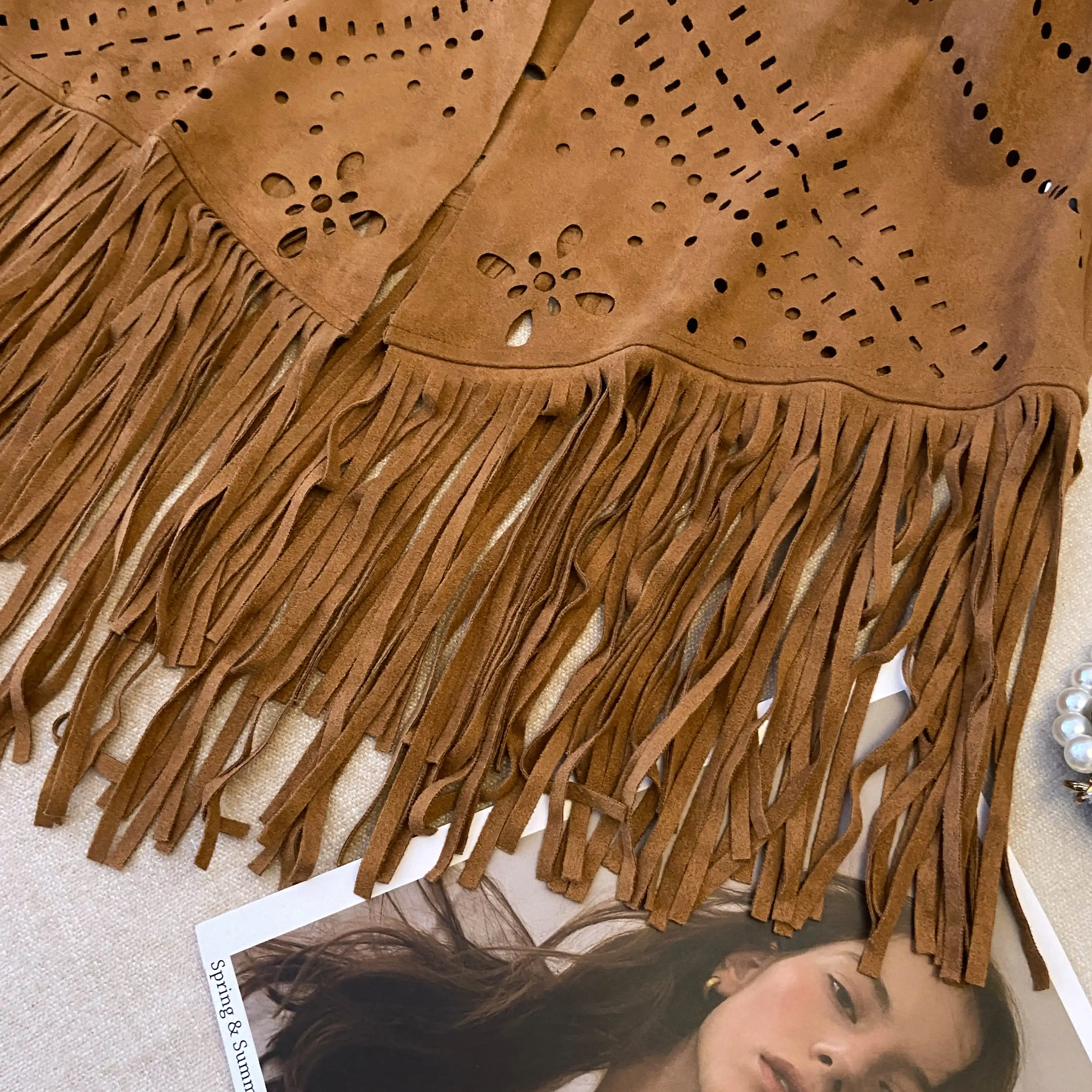 Colete de Camurça com Franjas Longas e Bordado Floral em Estilo Casual para Mulheres