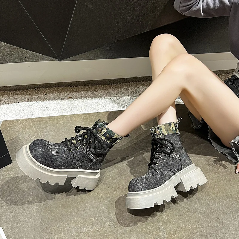 الدنيم قماش أحذية الموضة للنساء 2025 الصيف سميكة سوليد تنوعا موضة أحذية بوت قصيرة النمط البريطاني مدخنة الأحذية