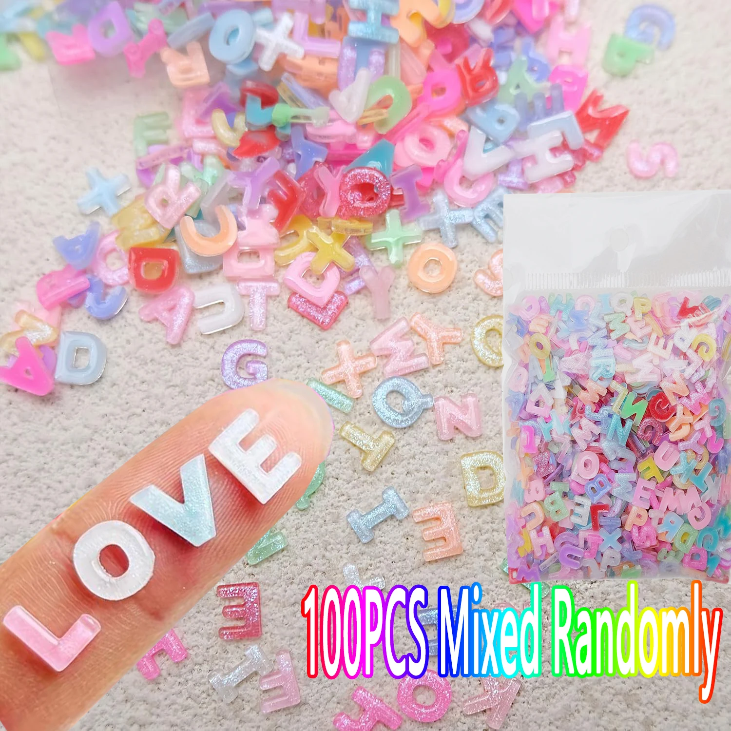 100 szt. Mieszane Kolory Angielskie Litery Ozdoby do Paznokci 7*7mm Śliczne Mini Płaskie Ozdoby z Żywicy z Brokatem w Kolorach Cukierków DIY Akcesoria do Paznokci