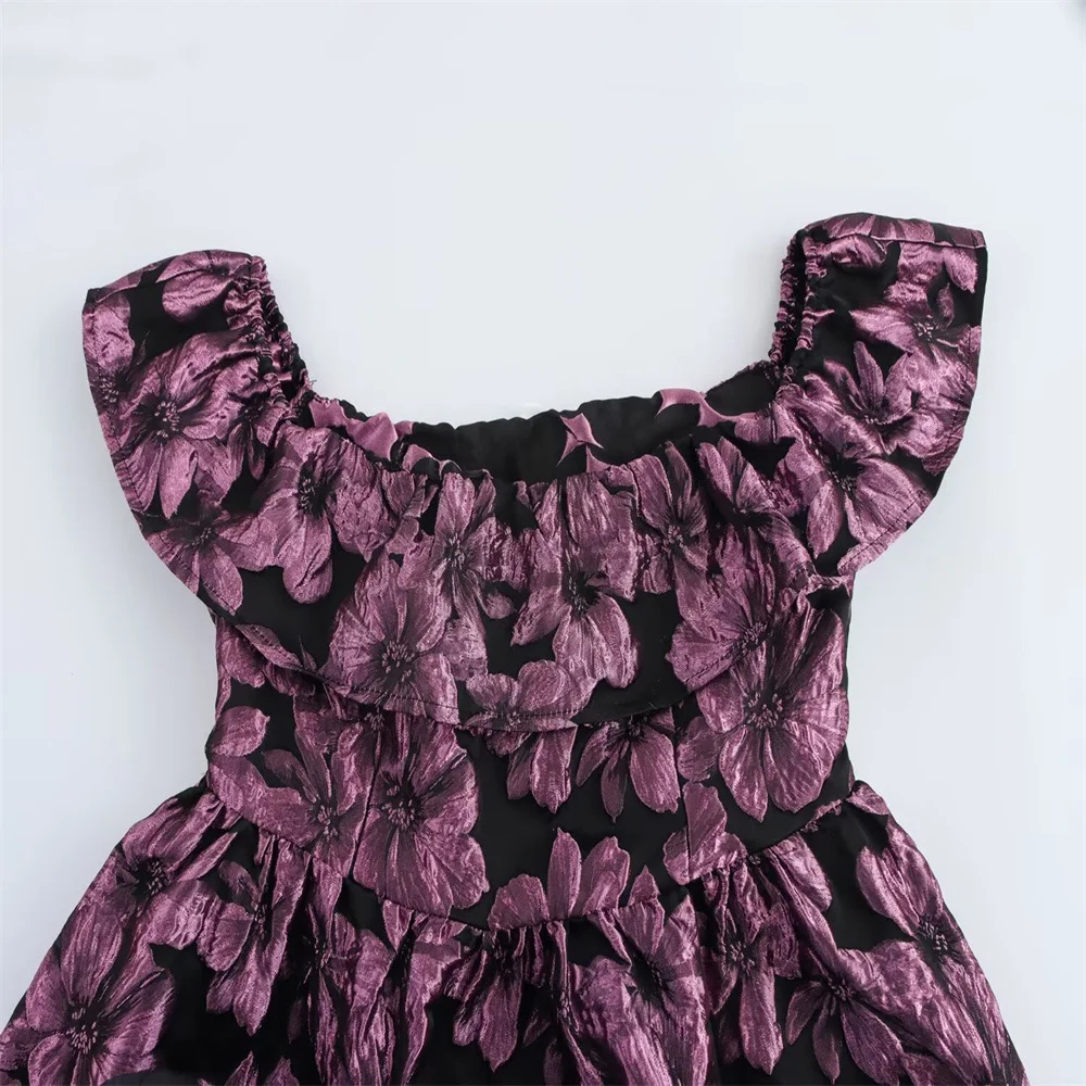   Sukienka mini damska z odkrytymi ramionami, falbanką przy dekolcie, czarno-fioletowa, z kwiatowym wzorem, stylowa, rok 2025.