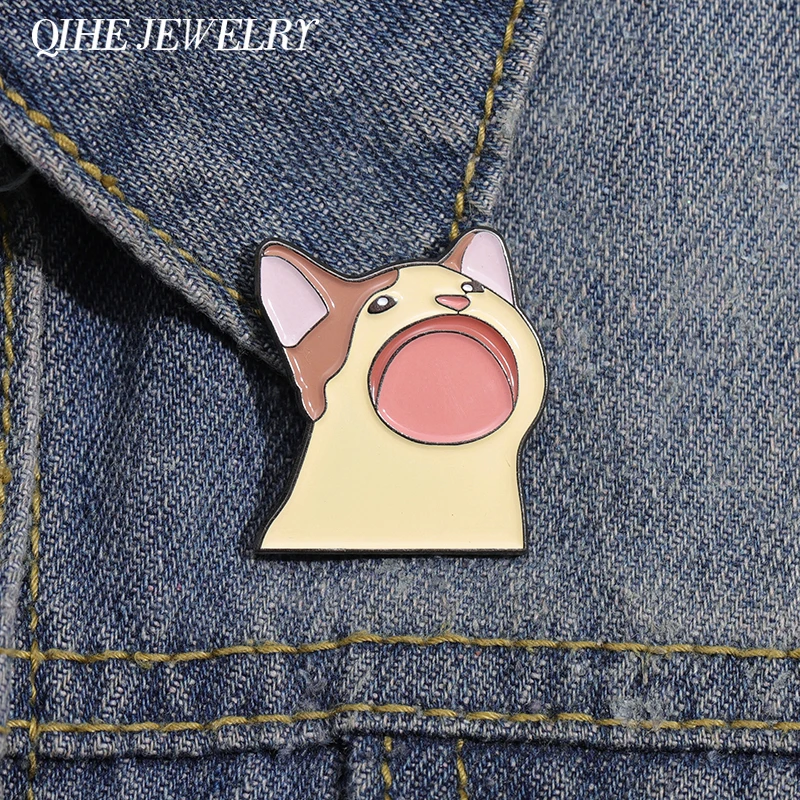 Niedliche Brosche mit offenem Mund und Katze, Emaille-Anstecknadeln, individuelles Kawaii-Cartoon-Tier-Abzeichen, Rucksack, Revers, Jacke, Schmuck, Accessoire, Geschenk für Kinder