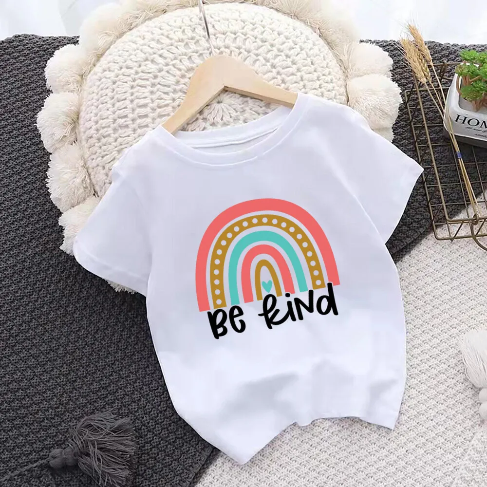 Camiseta gráfica Be Kind & Rainbow para niñas, camisetas informales cómodas de manga corta con cuello redondo, camiseta para niños, camisetas de vacaciones de verano, ropa