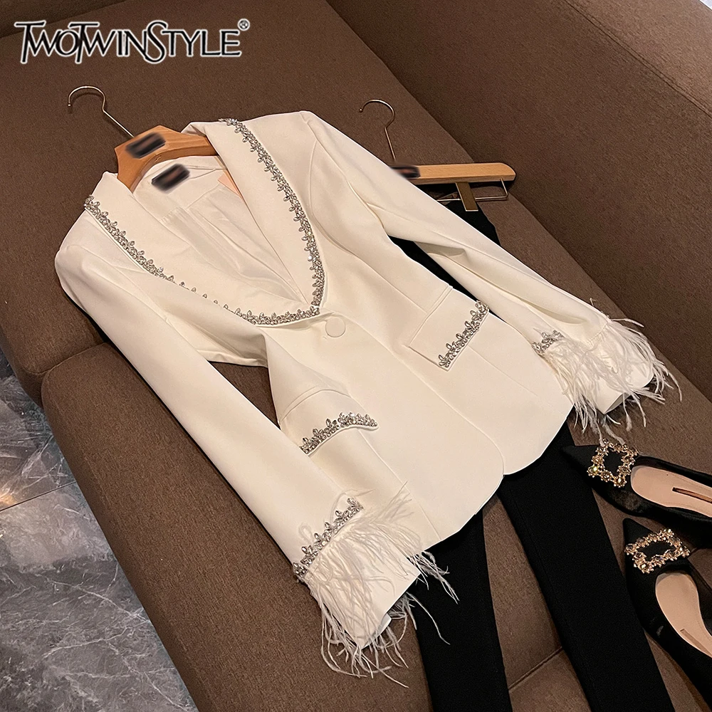 

TWOTWINSTYLE Черный приталенный блейзер с дизайном из страз для женщин, с отложным воротником, длинными рукавами и акцентом из перьев для роскошных вечеринок KJA545774