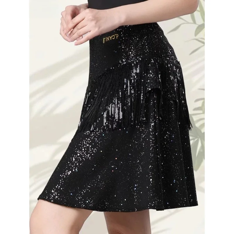 Jupe demi-corps de danse latine pour femmes, robe d'entraînement, nouvelle collection été, paillettes, pompon, moderne, noir, vêtements de danse carrés de sororité