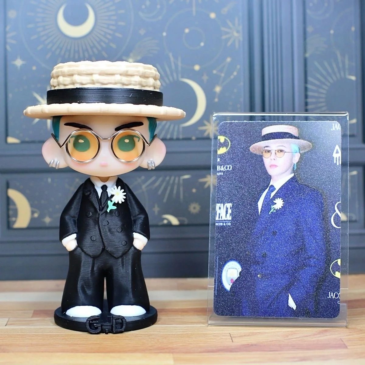 11cm Śliczna figurka G-Dragons Model Słomkowy kapelusz Okulary przeciwsłoneczne Styl garnituru PVC Figurka akcji Statuetka malarza Modle Lalka Zabawka Dla fanów Prezent