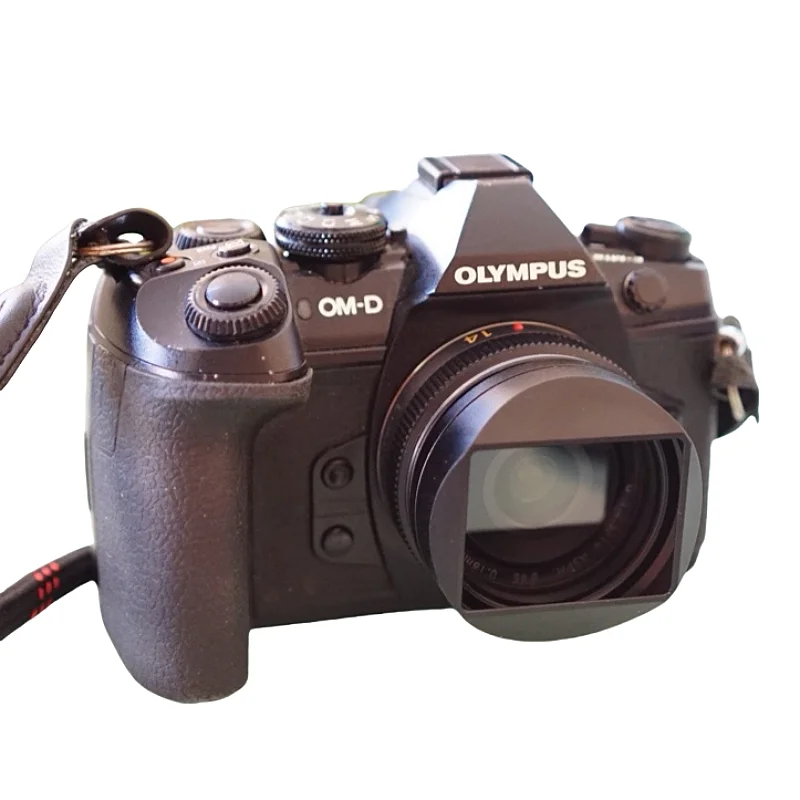 

Металлическая квадратная бленда поставляется с металлической крышкой для Panasonic Lumix G 14 мм F2.5 Aspherical