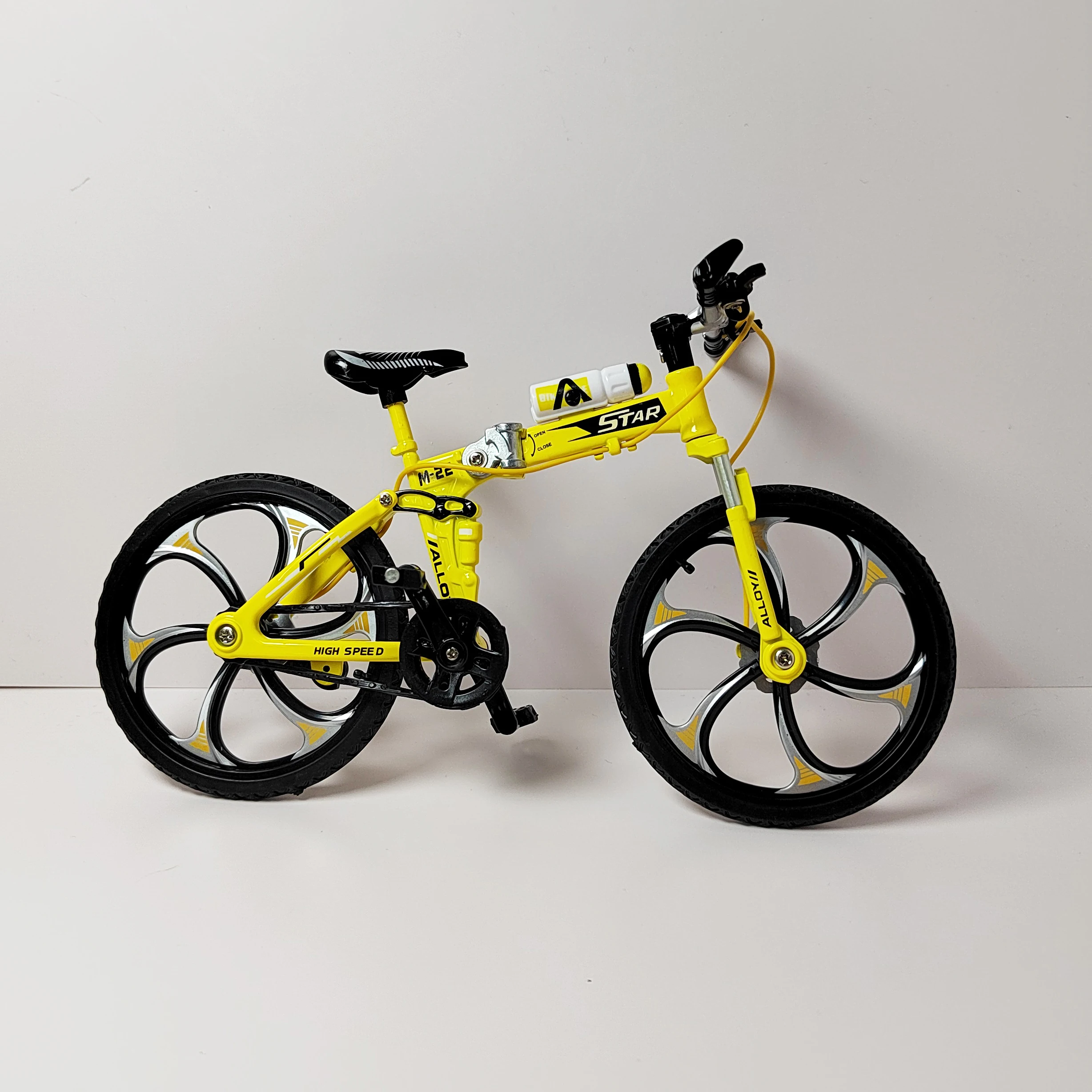 Modèle de vélo de doigt de simulation en métal moulé sous pression, vélo jaune, vélo pliable, cadeaux de collection, jouet pour garçon, 1:8