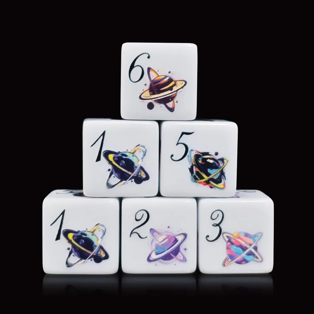12 Stück 16 mm große bedruckte weiße Acryl-D6-Würfel, bunter Saturn-Planeten-Galaxie-Muster-Sechsseitenwürfel für Weltraum-Themen-DND-Tischspiele