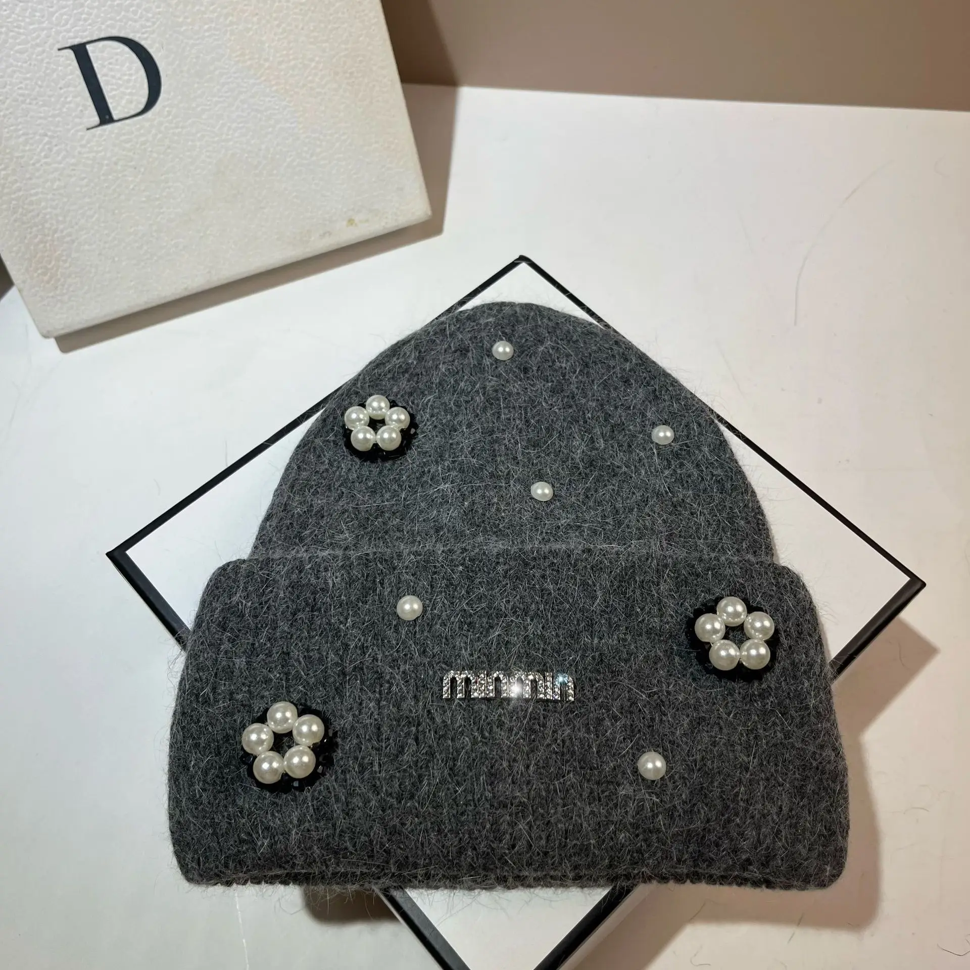 2026 جديد دقيقة نسخة الصناعة الثقيلة اللؤلؤ زهرة الصوف قبعة المرأة الشتاء الشمال الدافئة أرنب الشعر مزدوجة أضعاف حافة قبعات منسوجة