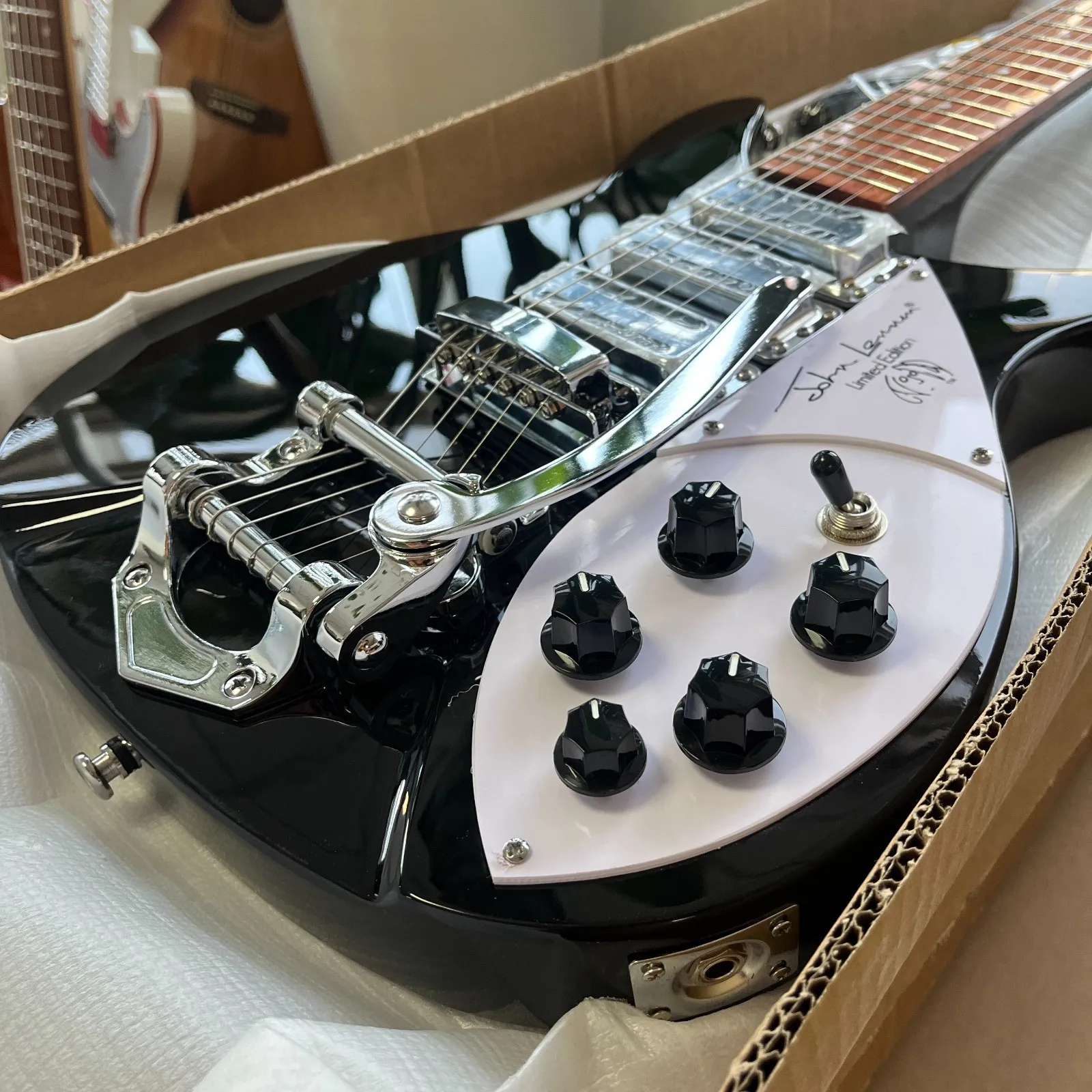 

Новая черная гитара 325 Rick Signature 2026 года с хромированной фурнитурой