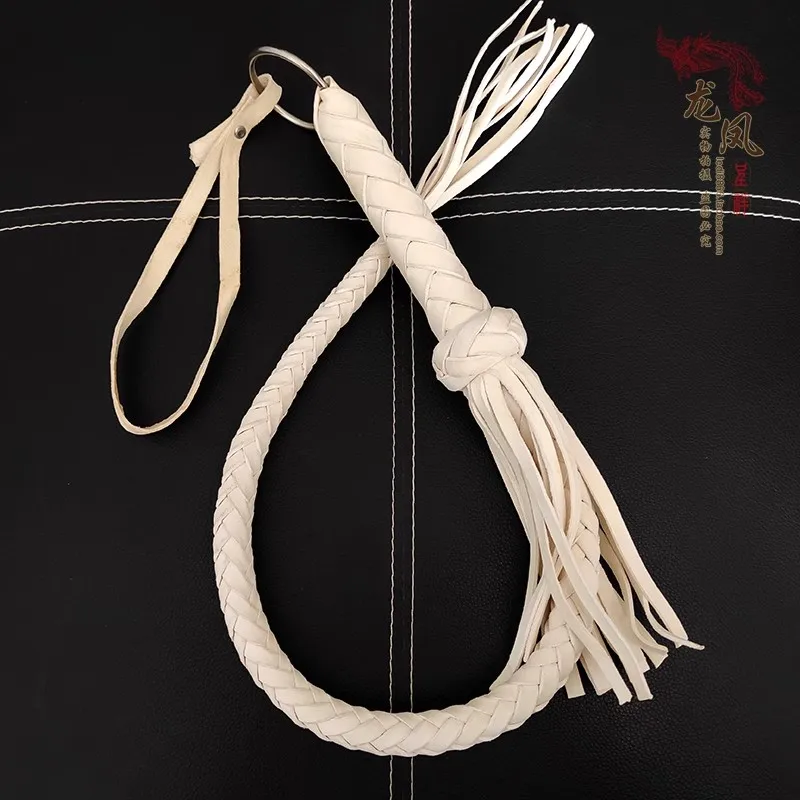 

Монгольские туристические сувениры ручной работы — кожаные кнуты, воловья кожа, реквизит для конных танцев