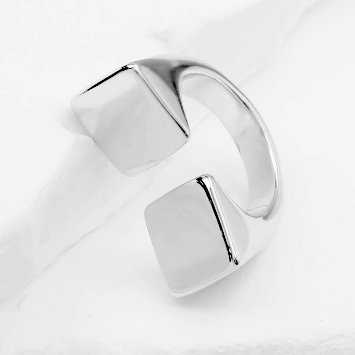 

2025 European and American fashion trend silver plated exquisite nude ring, suitable for women's jewelry