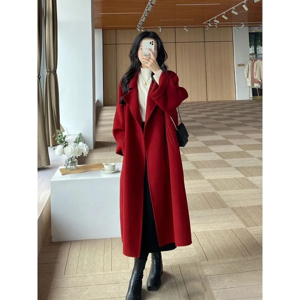 معطف صوفي أحمر مقاس كبير للنساء شتوي فضفاض مناسب متوسط الطول ملمس فاخر ملابس خارجية عصرية مصنوعة من مزيج البوليستر كوري...