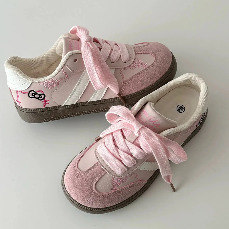 Hello Kitty เย็บปักถักร้อยรองเท้าผ้าใบแฟชั่นสบายๆคลาสสิกผู้หญิงรองเท้า Lace Up Flats รองเท้าเทนนิส Breathable กีฬารองเท้า