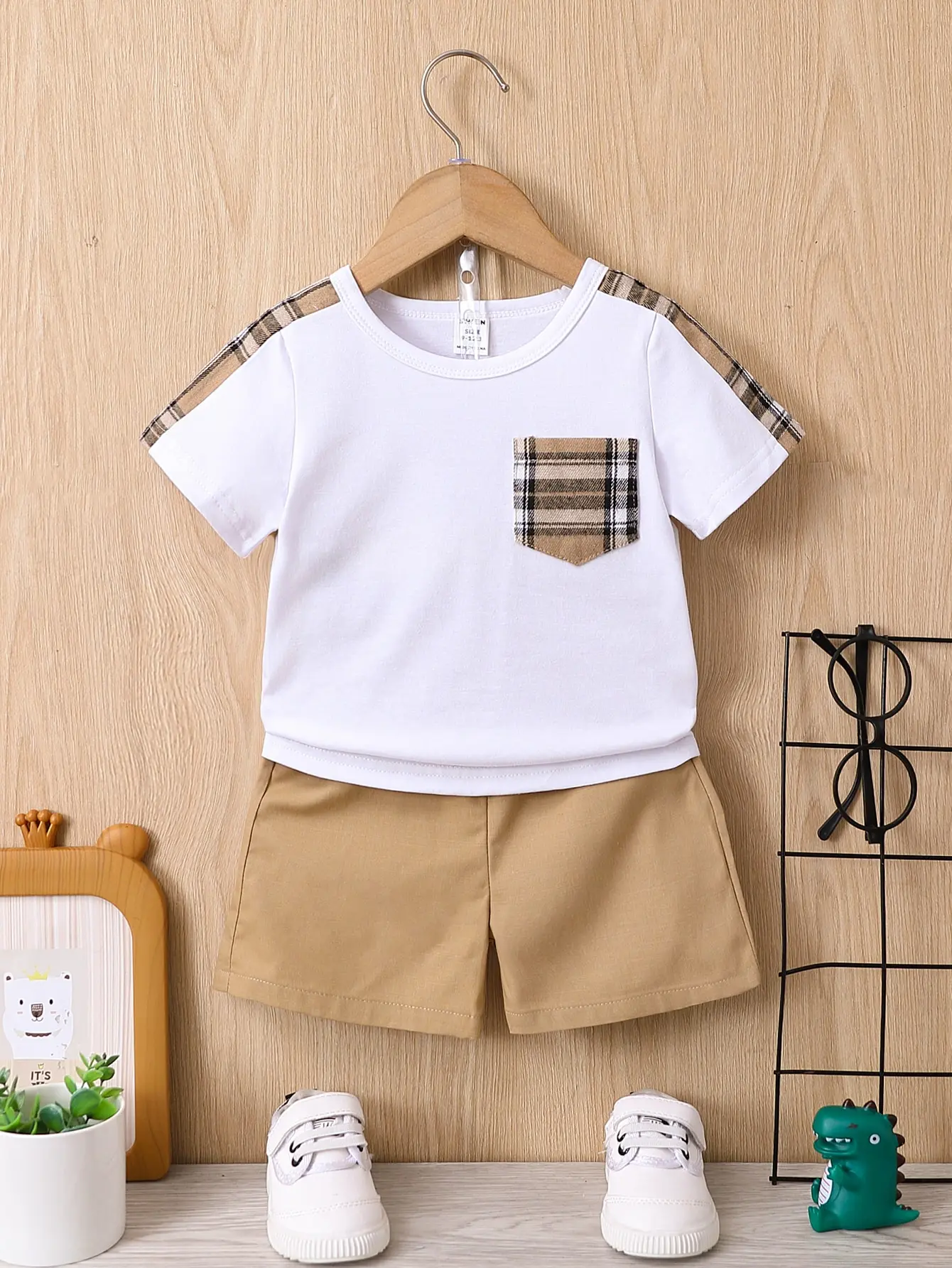 

Summer's New Stylish Short-Sleeved Shirt And Casual Shorts For Boys A Fashionable Casual And Comfortable Sportswear Set