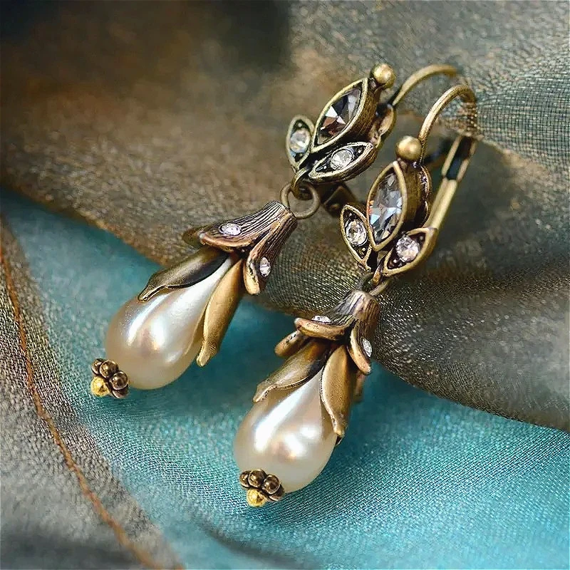 Frauen Vintage Vergoldete Blume Imitation Perle Lilie Anhänger Ohrringe Intarsien Synthetische Zirkonia Baumeln Ohrringe Schmuck Handwerk