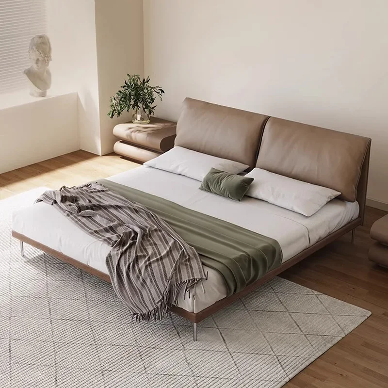 Semplice letto con borsa morbida retrò in legno massello