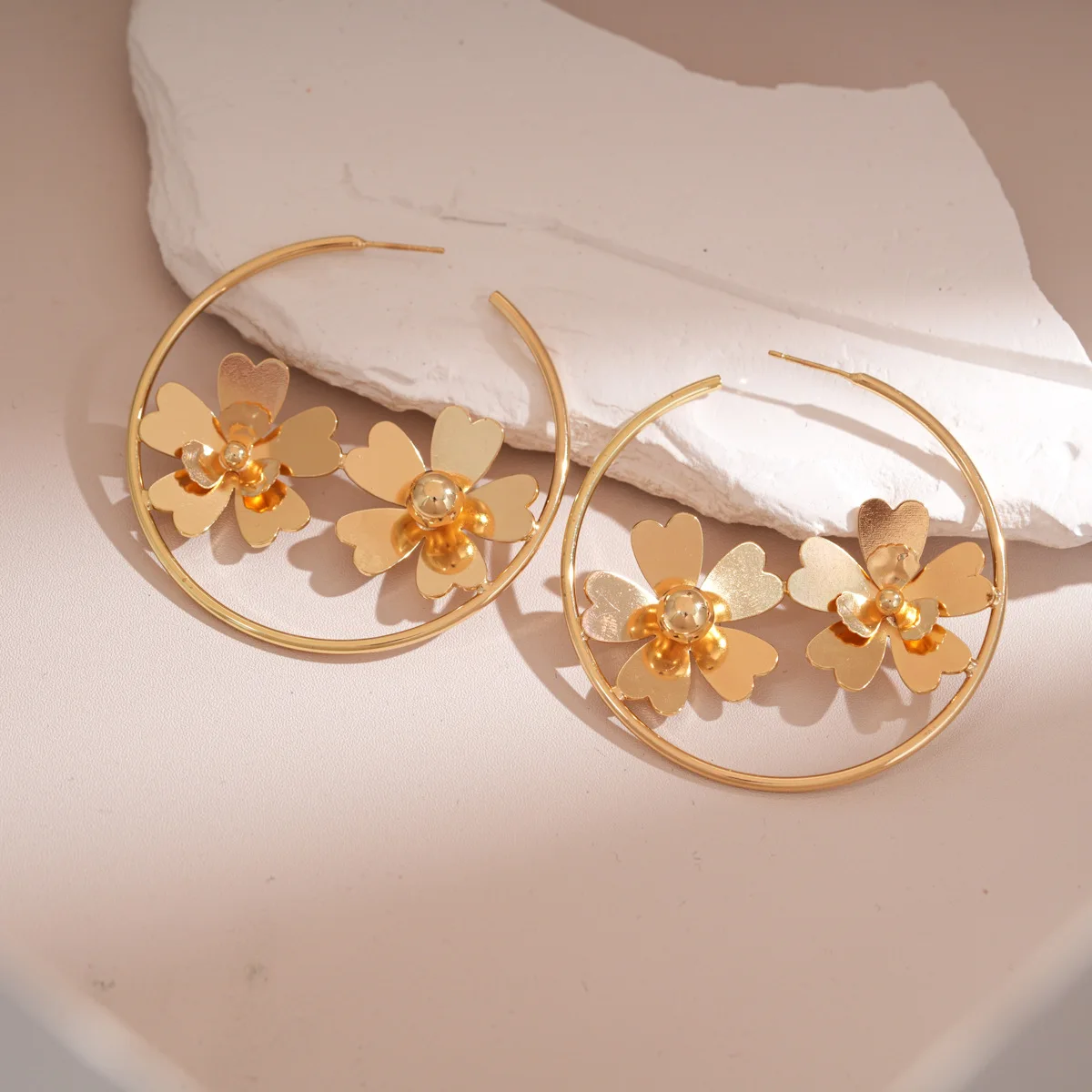 أقراط دائرية كبيرة الحجم مزخرفة بحجر الراين بتصميم زهرة فضية/ذهبية للنساء هدية مجوهرات عصرية للربيع