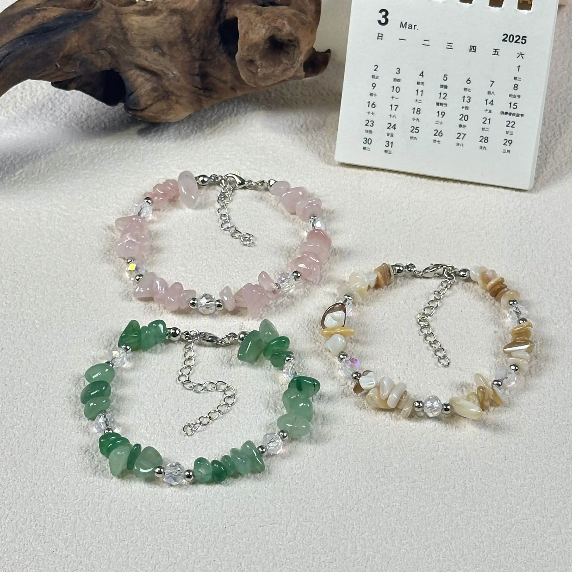 

Fashionable Beach Vacation Style Crystal Fragment Bracelet for Women New Trendy Y2K Jewelry for Any Occasion