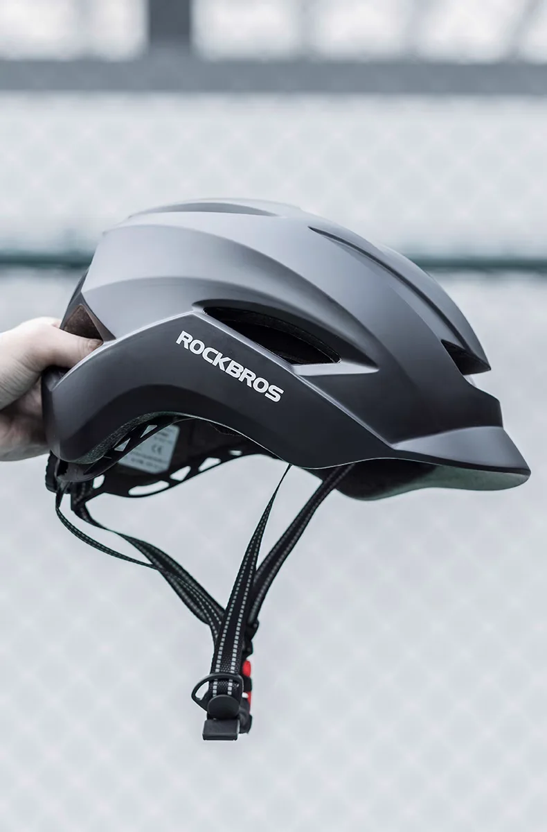 خوذة ركوب الدراجات الجديدة لعام 2025 مع قفل مضاد للسرقة وغطاء مطر أبيض قابل للتعديل خوذة دراجة سكوتر للجنسين لسلامة الدراجات النارية