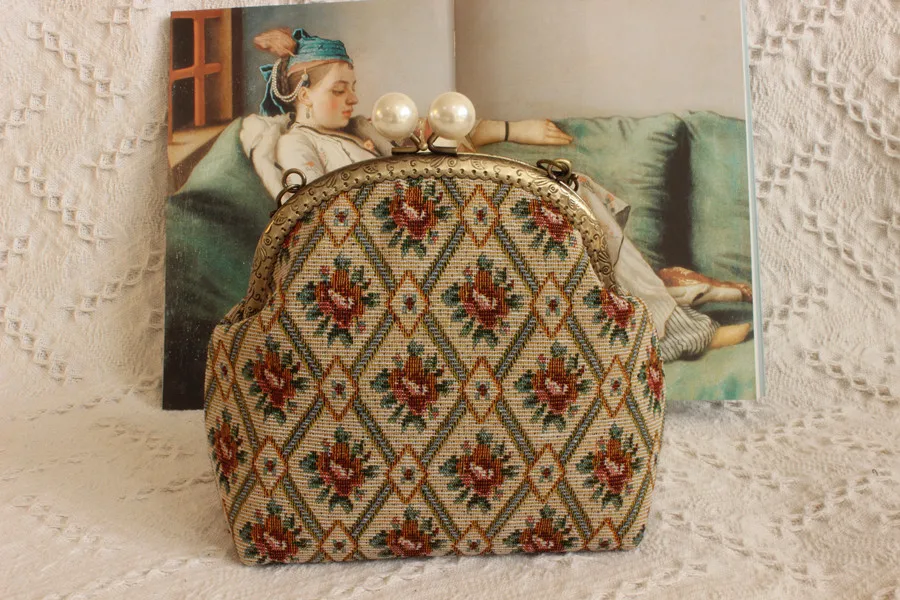 Lost in Vinatge Gold Silk Thread Embroidered Bag Bamboo Handle Petitpoint Clutch Antique Kiss Lock Bag Crossbody Metal Frame