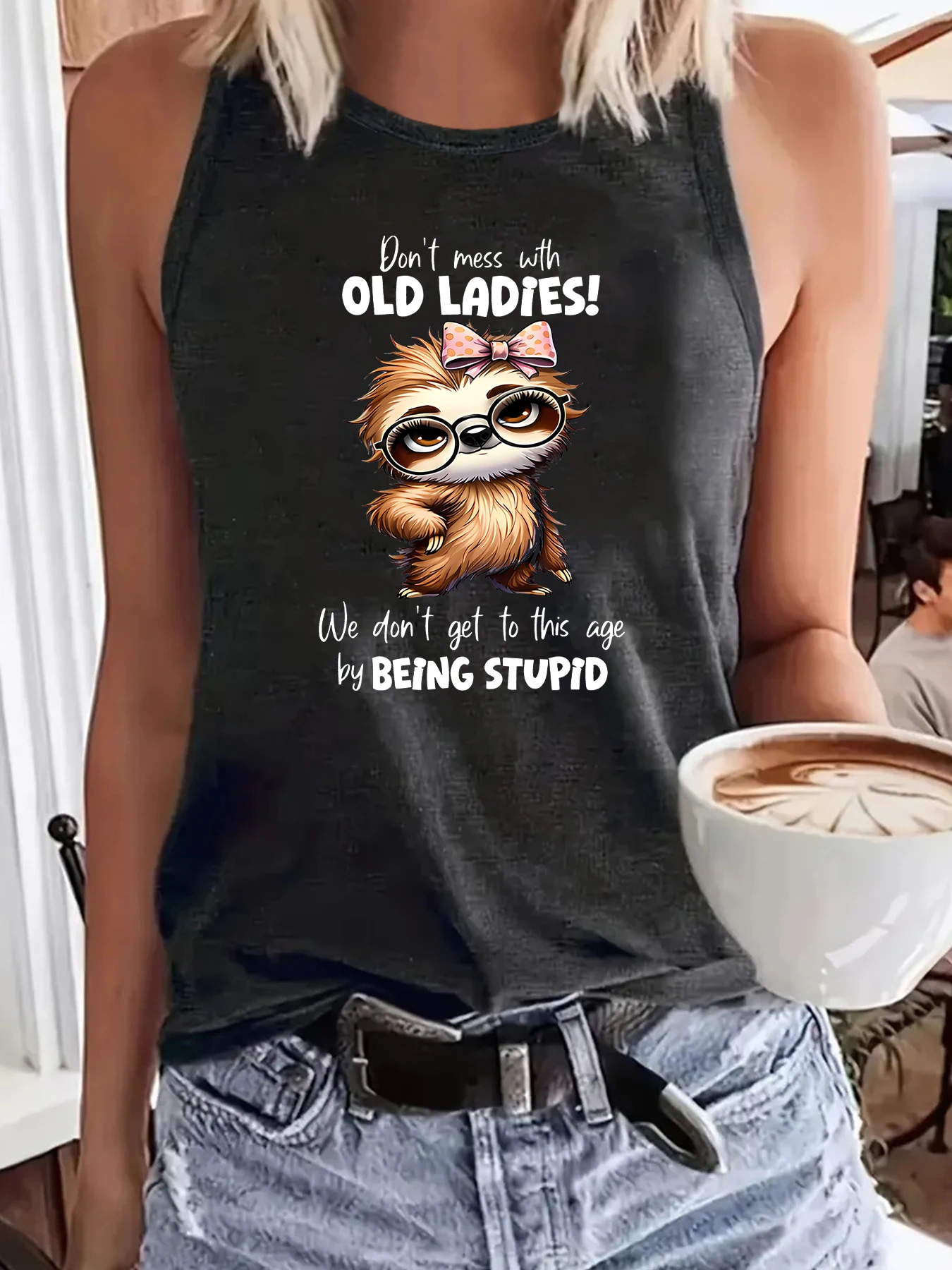 Ärmelloses Sommer-Tanktop für Damen, niedlicher Faultier-Cartoon mit Schleife und lustiger, frecher Aufschrift „Don't Mess with Old Ladies“, lässige Weste – Detail 2