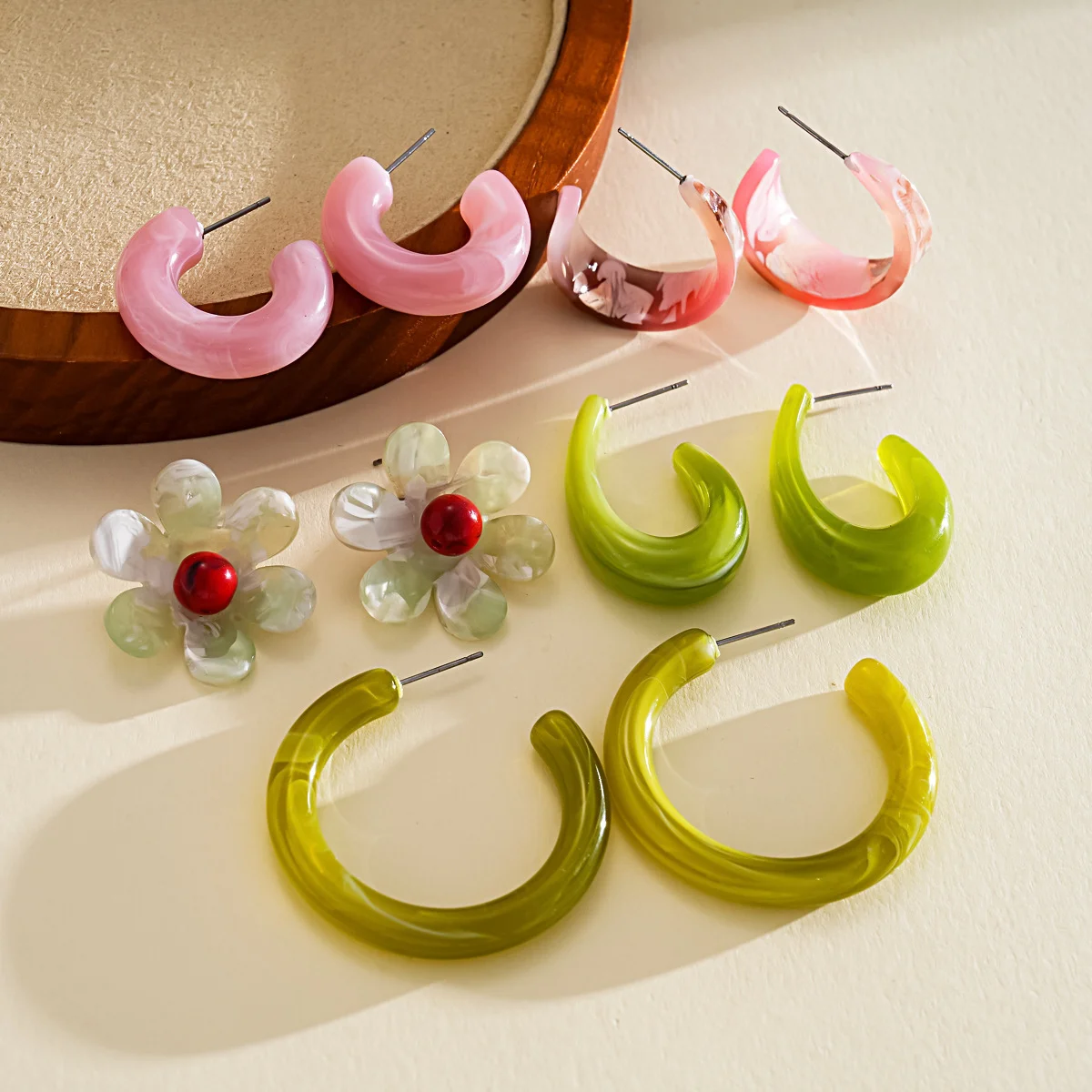 10er/20er Set Harz-Ohrringe für Damen: Farbenfrohe Blumen-Ohrstecker und C-förmige gedrehte Creolen im niedlichen Dopamin-Stil – Detail 6