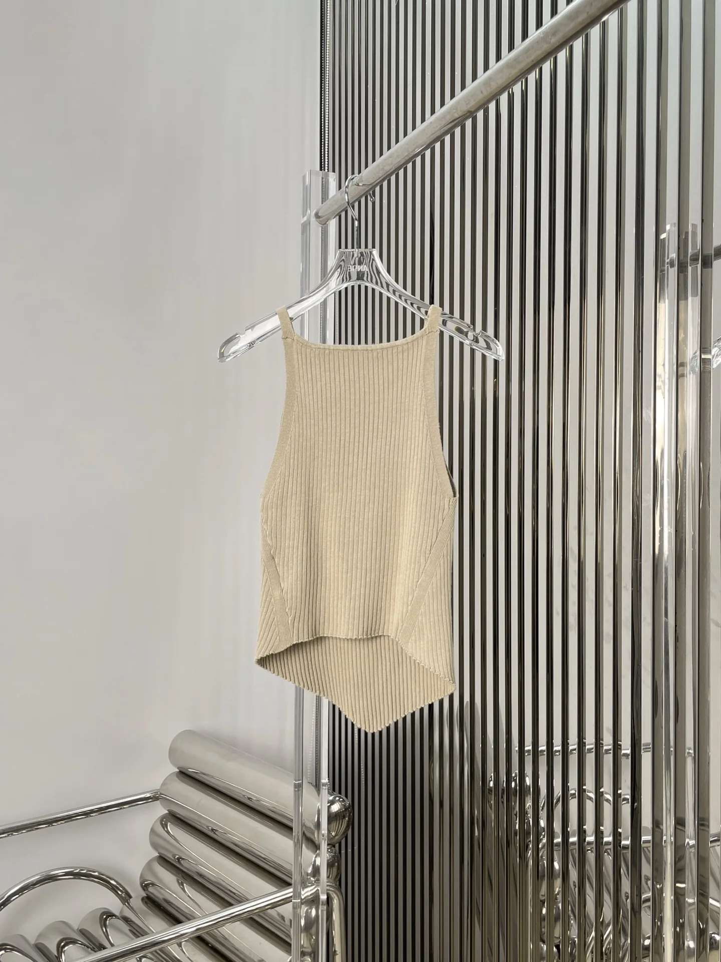 

Slim Fit Knitted Strap Vest Fashionable Emblem Embellished Simple Style Women's Outerwear Regular Length Neckline