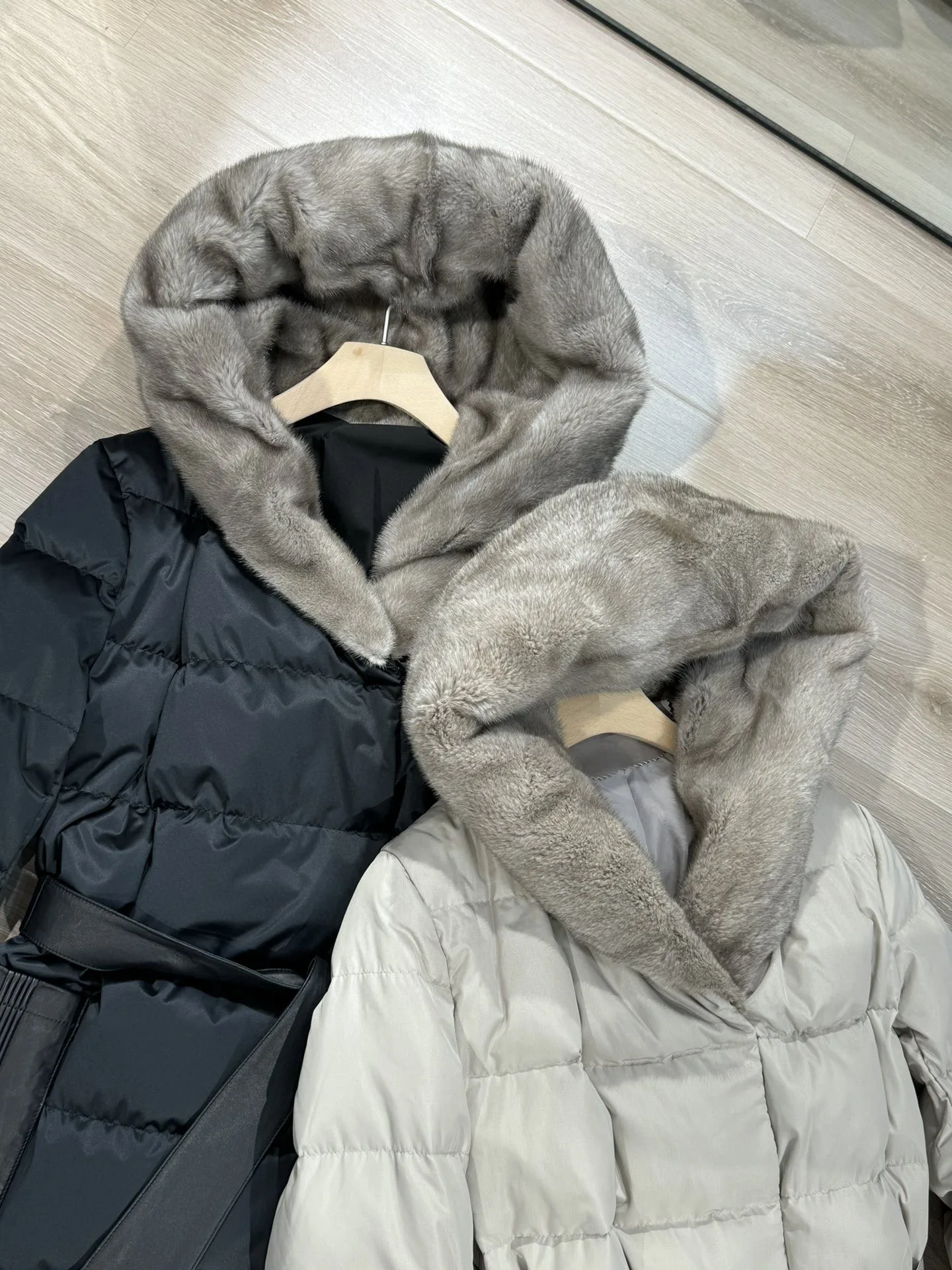 Luxurious casual down coat with whole mink fur collar