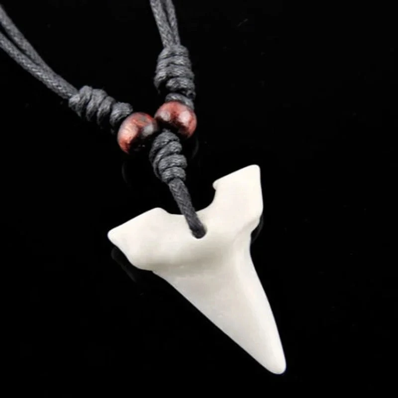 Coole Nachahmung Knochen geschnitzte Haifischzahn Halskette weiße Zähne Amulett Anhänger für Männer Frauen Schmuck
