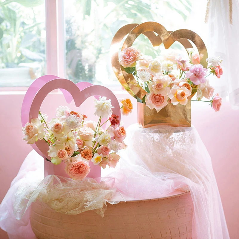 Cajas de flores portátiles con forma de corazón para mujer, caja de papel de embalaje romántico, cesta de regalo, bolsas de papel Kraft, cesta de flores de amor