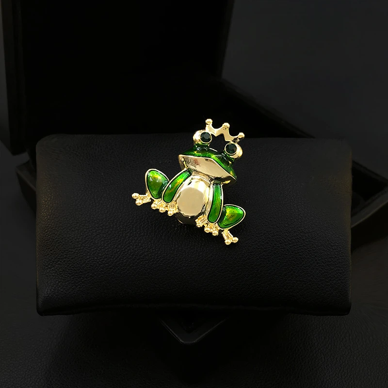 Cute Frog Prince Brooch Women Men Suit Collar Buckle Green Cardigan Sweater Corsage Clothes Accessories Jewelry Enamel Pins 5833