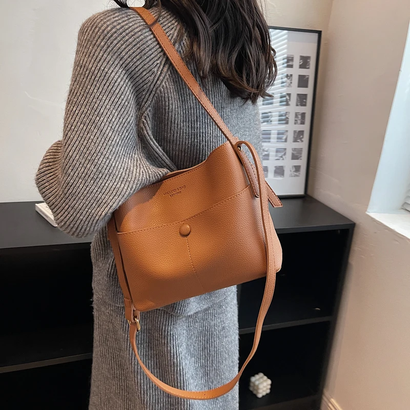 Bolso de mano de gran capacidad para mujer, bolso de cubo Simple que combina con todo, bolsos cruzados de hombro Vintage a la moda, otoño e invierno, nuevo