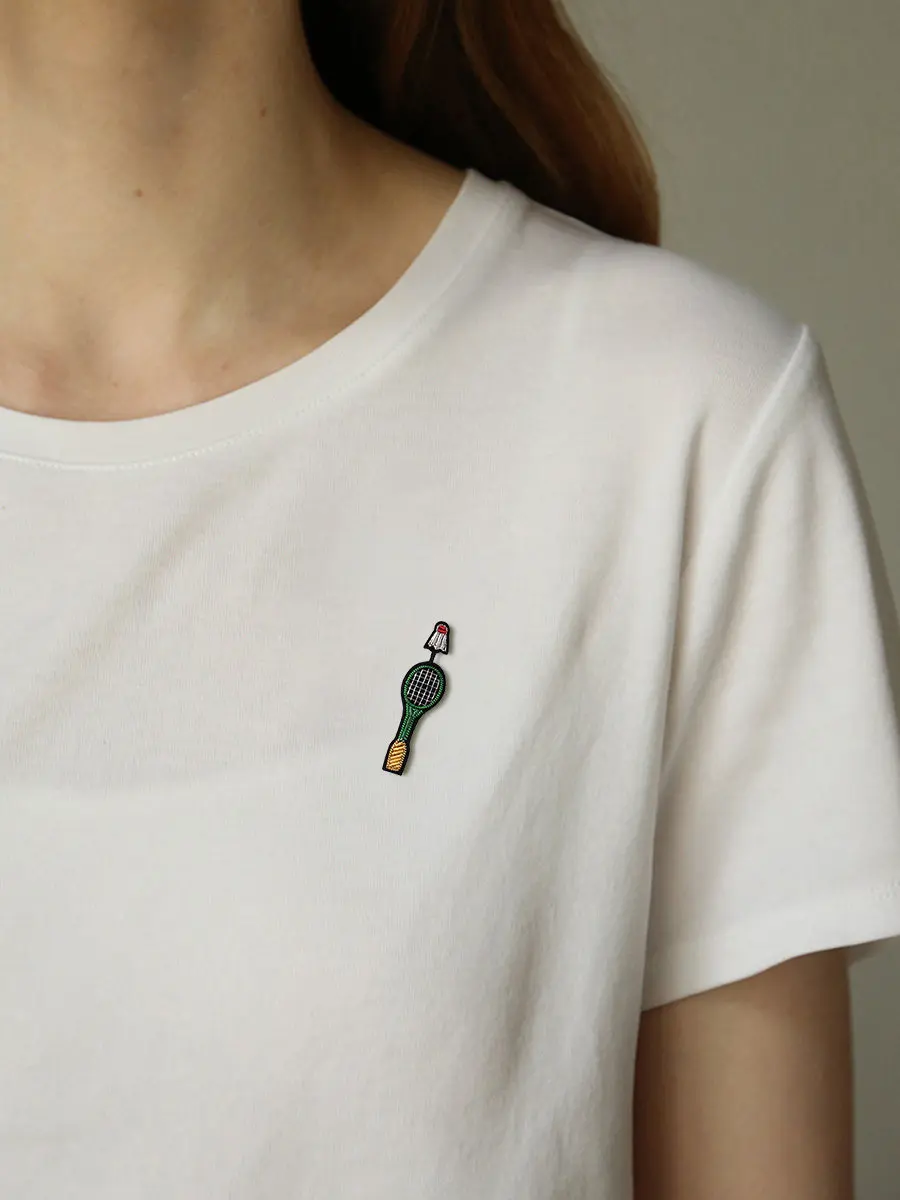 

Брошь в виде ракетки для бадминтона, вышитая вручную, аксессуар для одежды, надежная защита от случайного обнажения, для украшения рюкзаков и головных уборов.