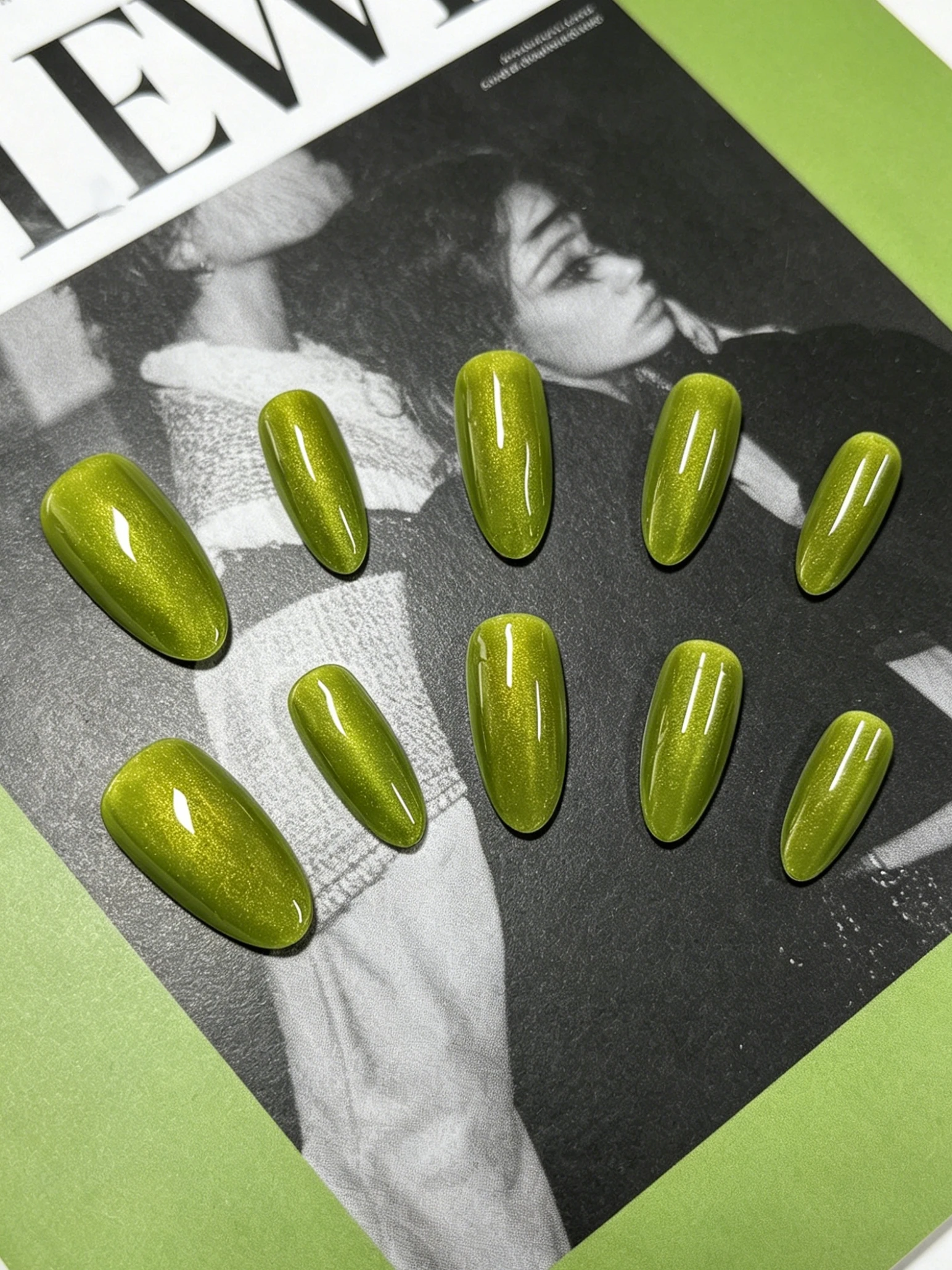 10 Pieces of Almond-Shaped Nails, Green Cat-Eye Silver Glitter Press-On Nails, Simple and Fresh Style Solid Color Artificial Nails, Suitable for Students, Office Workers, Mature Women, Sweet Girls, for Daily Study, Workplace, Campus Life, Press-On Nails, Suitable for Dating, Travel, Seaside Vacations, Graduation Season, Afternoon Tea, and Girls' Gatherings, Nail Stickers, Includes One Jelly Glue and One Nail File