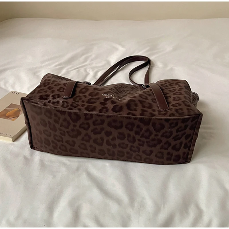 Vintage-Umhängetasche mit Leopardenmuster, Winter-Handtasche aus Kunstwildleder mit großem Fassungsvermögen, verstellbarer Riemen, Metallring-Dekoration, weiche Hobo-Tasche. – Detail 7