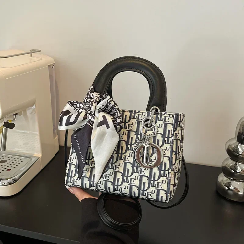 

Женская кожаная большая сумка-трансформер 2025 года — роскошная сумка с буквенным принтом и съемным шелковым шарфом