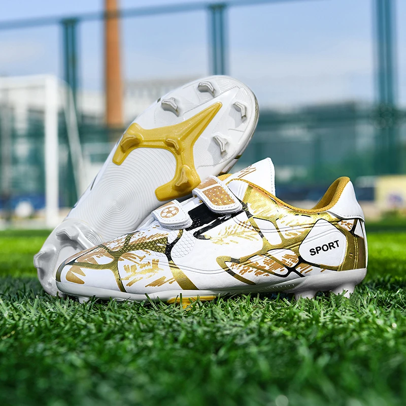 

A pair of children's four-season leather football shoes with long studs, wear-resistant soccer shoes, sizes 28-38，MZ-305