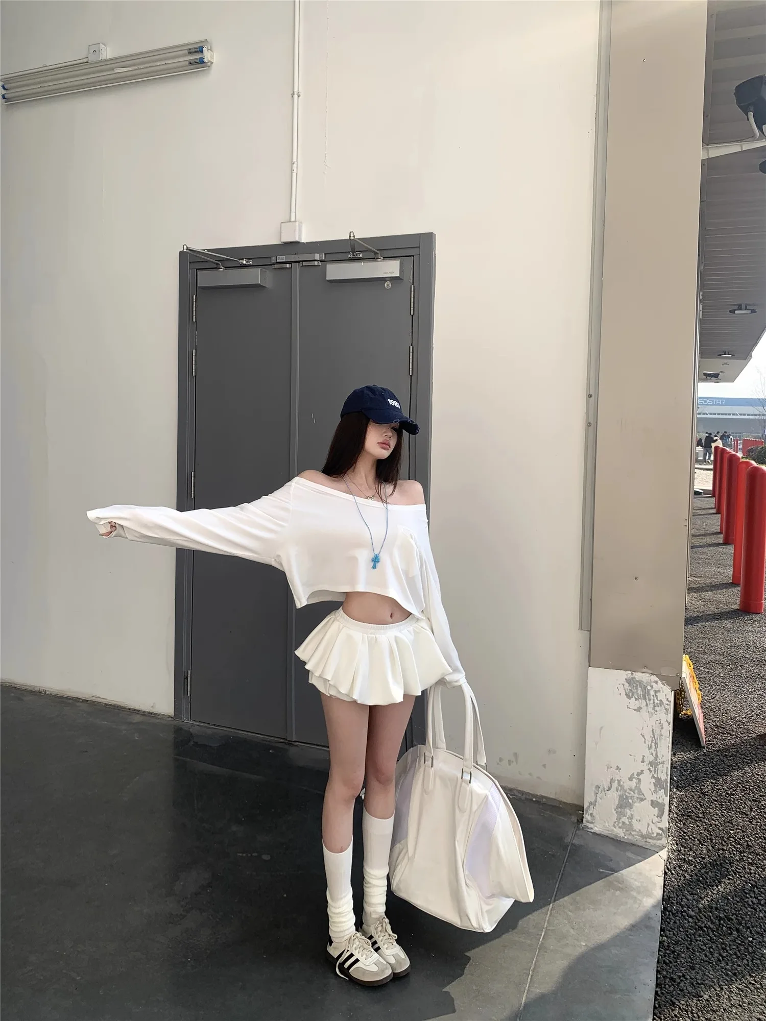 Set atasan dan rok kasual wanita untuk musim panas, model satu bahu warna putih dengan rok lipit, setelan dua potong.