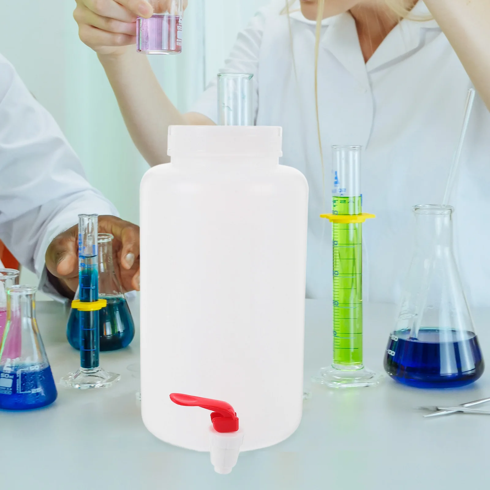 زجاجة توزيع بلاستيكية مع حاوية حنفية بغطاء مانعة للتسرب لتخزين كاشف المختبر وجسم شفاف للمراقبة