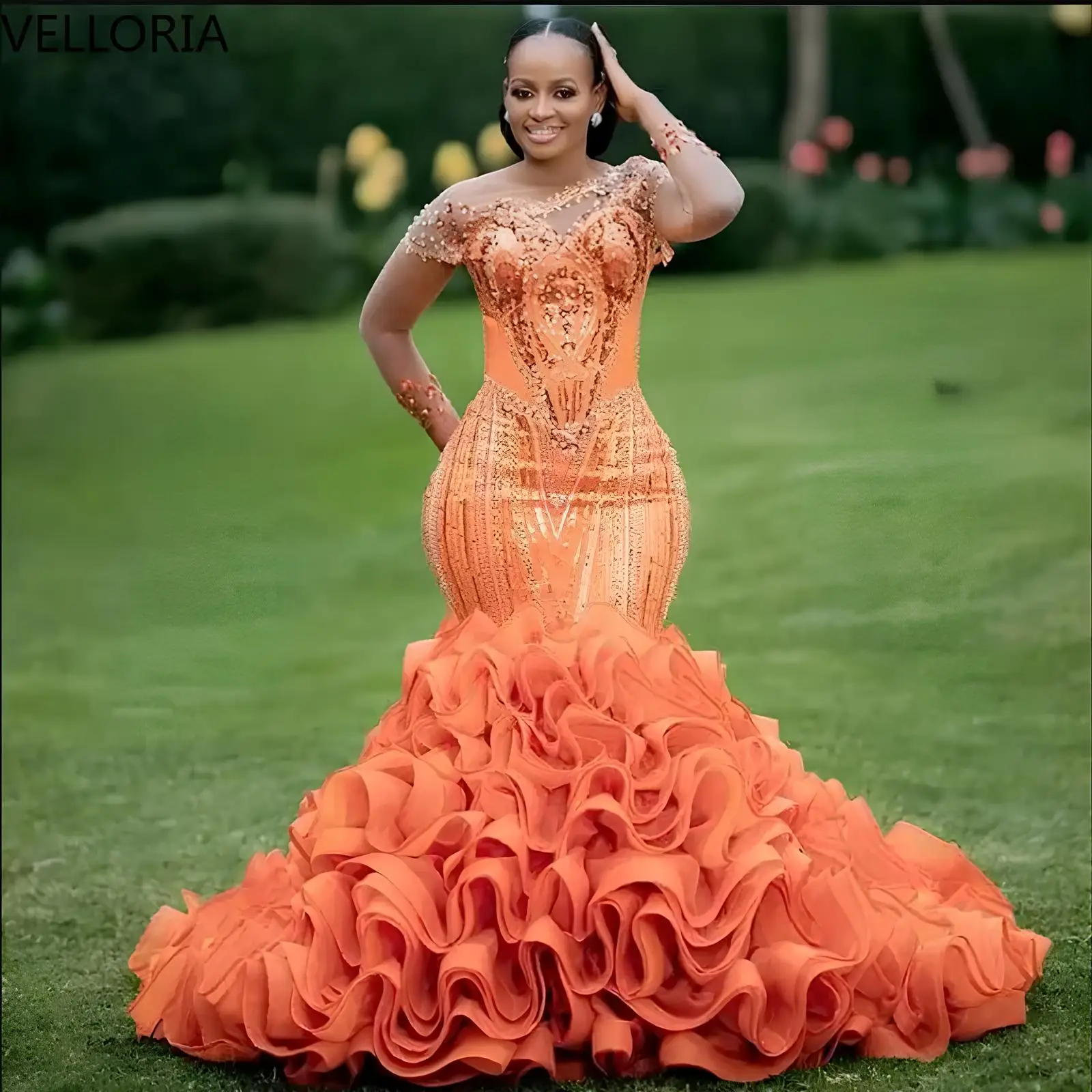 Orangefarbenes, perlenbesetztes Meerjungfrau-Aso Ebi-Kleid, Perlenrüschenrock, kurze Ärmel, Rundhalsausschnitt, luxuriöses formelles Kleid für die Hochzeitszeremonie. Maßgeschneidert