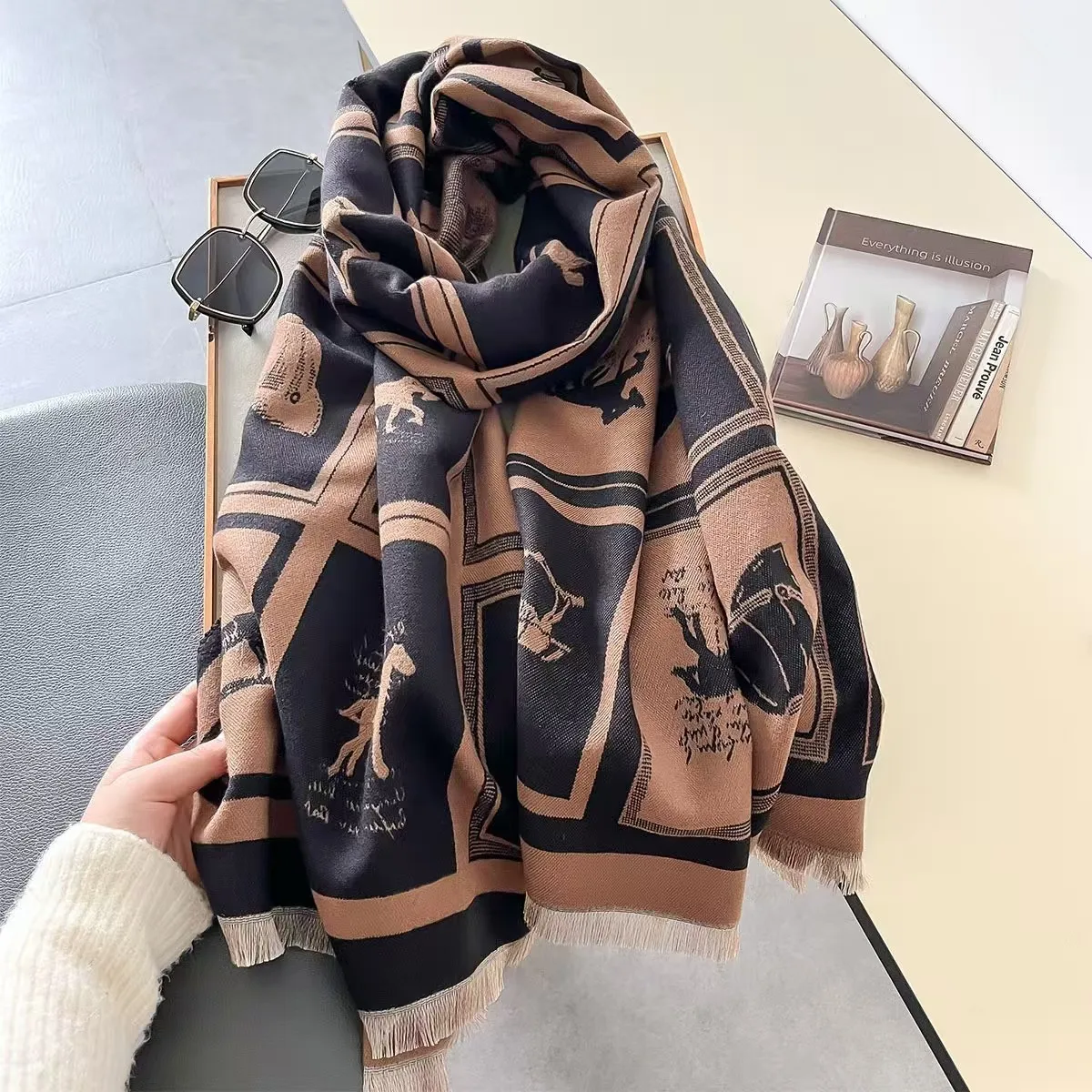 

New plaid steed scarf for women in winter, high-end feeling, fashionable and warm in autumn and winter, double-sided imitation c