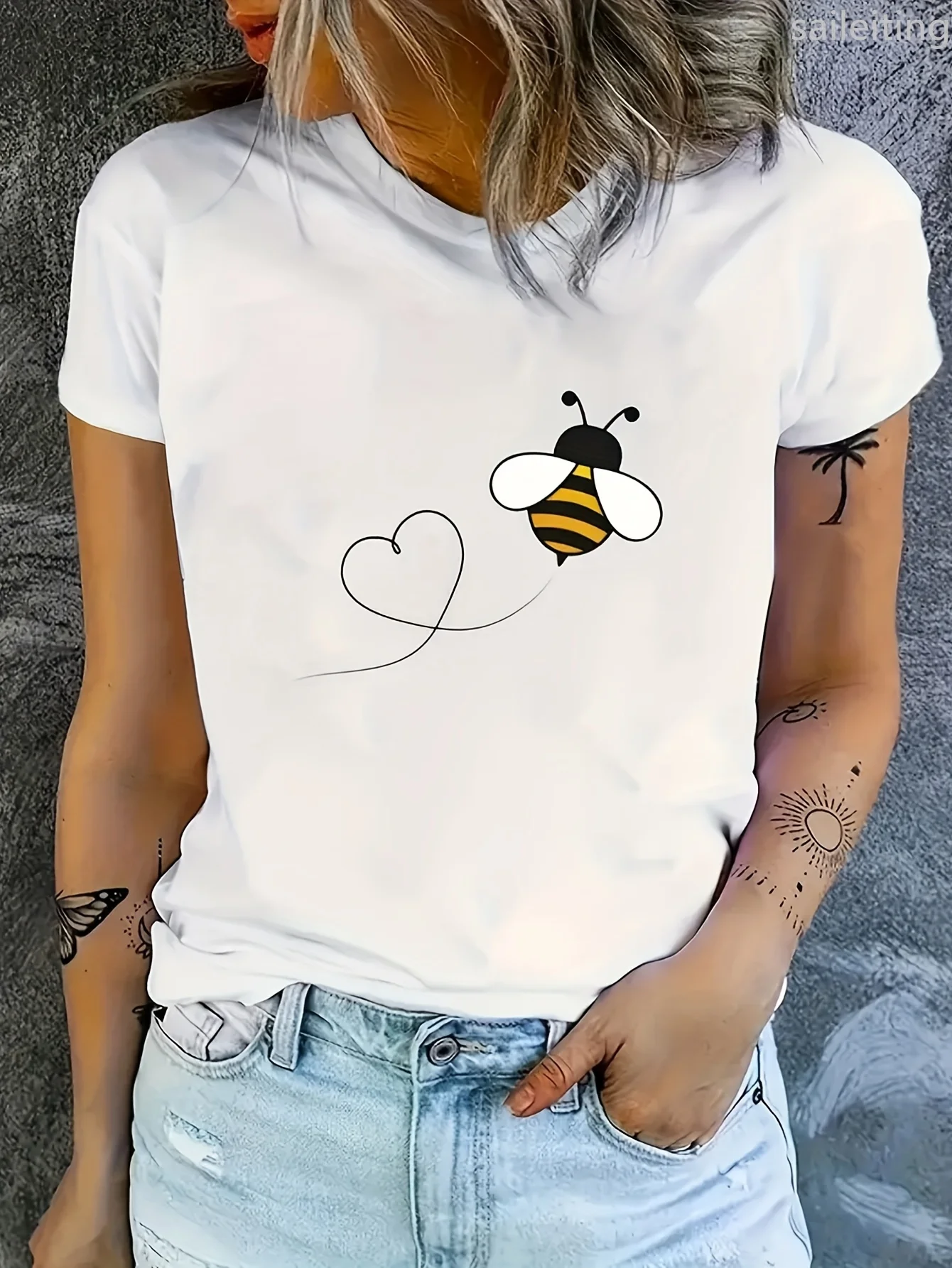 Women's Casual Short Sleeve T-Shirt Cute Cartoon Bee & Heart Design Summer Short Sleeved Harajuku Streetwear Tops Tees